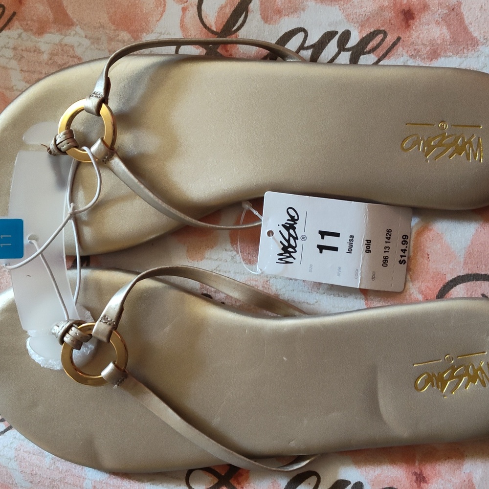 NWT size 11 Gold sandals